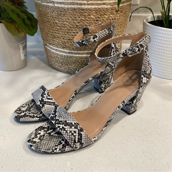 Madeline Carpe Diem Reptile Print Black & White Heeled Sandals Women’s 6.5 - Picture 1 of 10